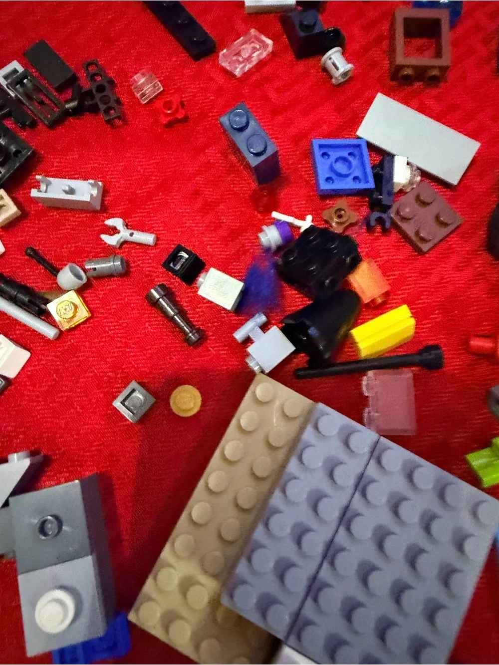 Lego mixed lot with recon Lego and small pieces w minifigures